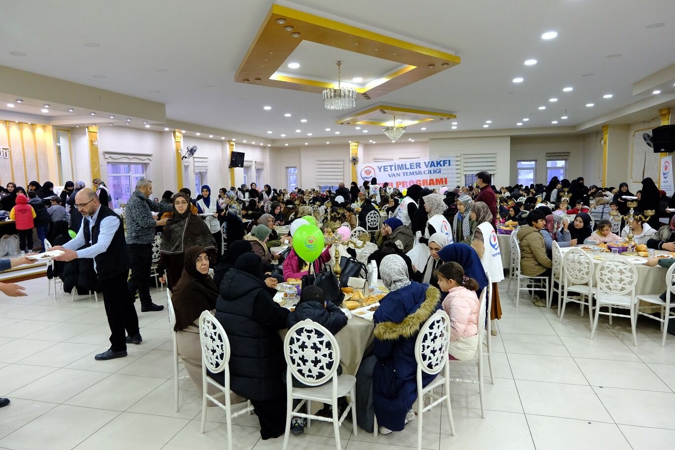 Van’da Gönül Sofrası Yetimler Ve Hayırseverler İftarda Buluştu (2)