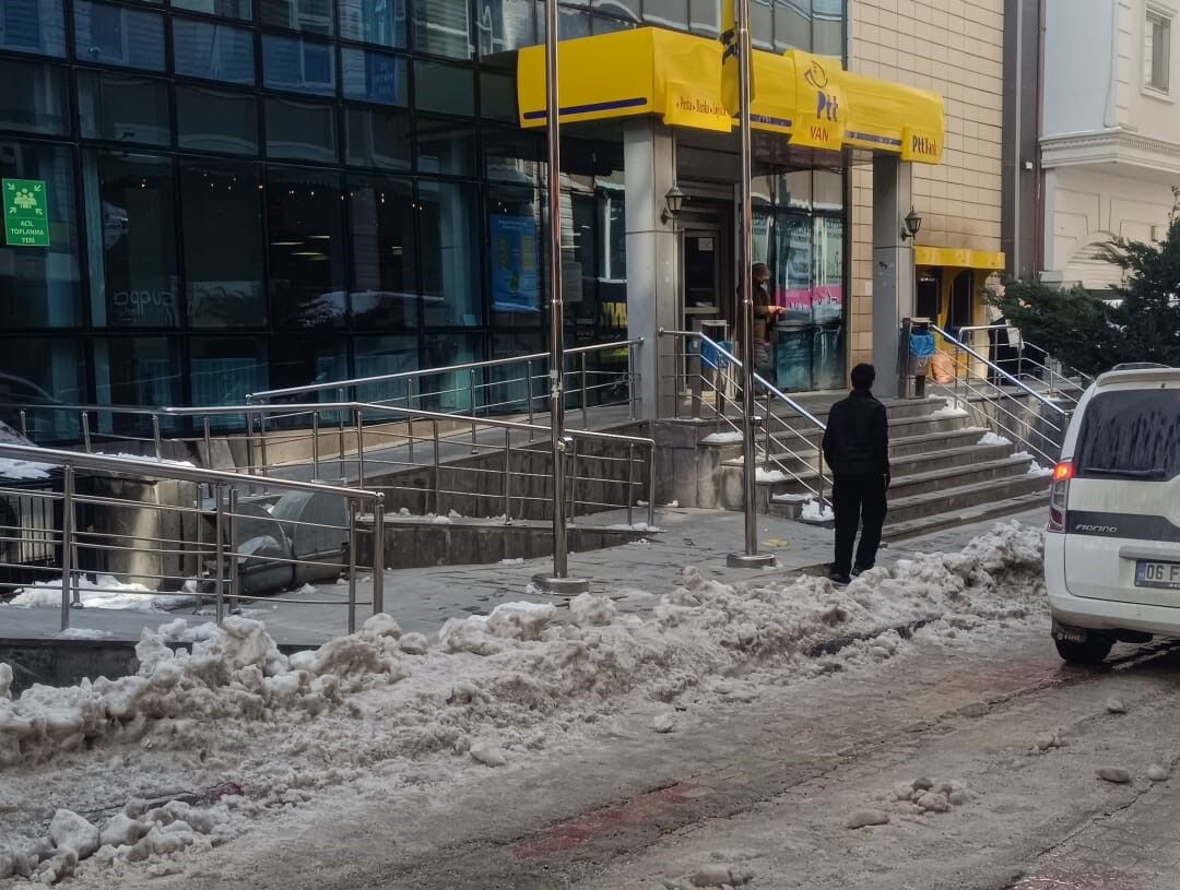 Van’da Kar Esareti Buzlanmaya Döndü Belediyelerden Ses Seda Yok! (2)