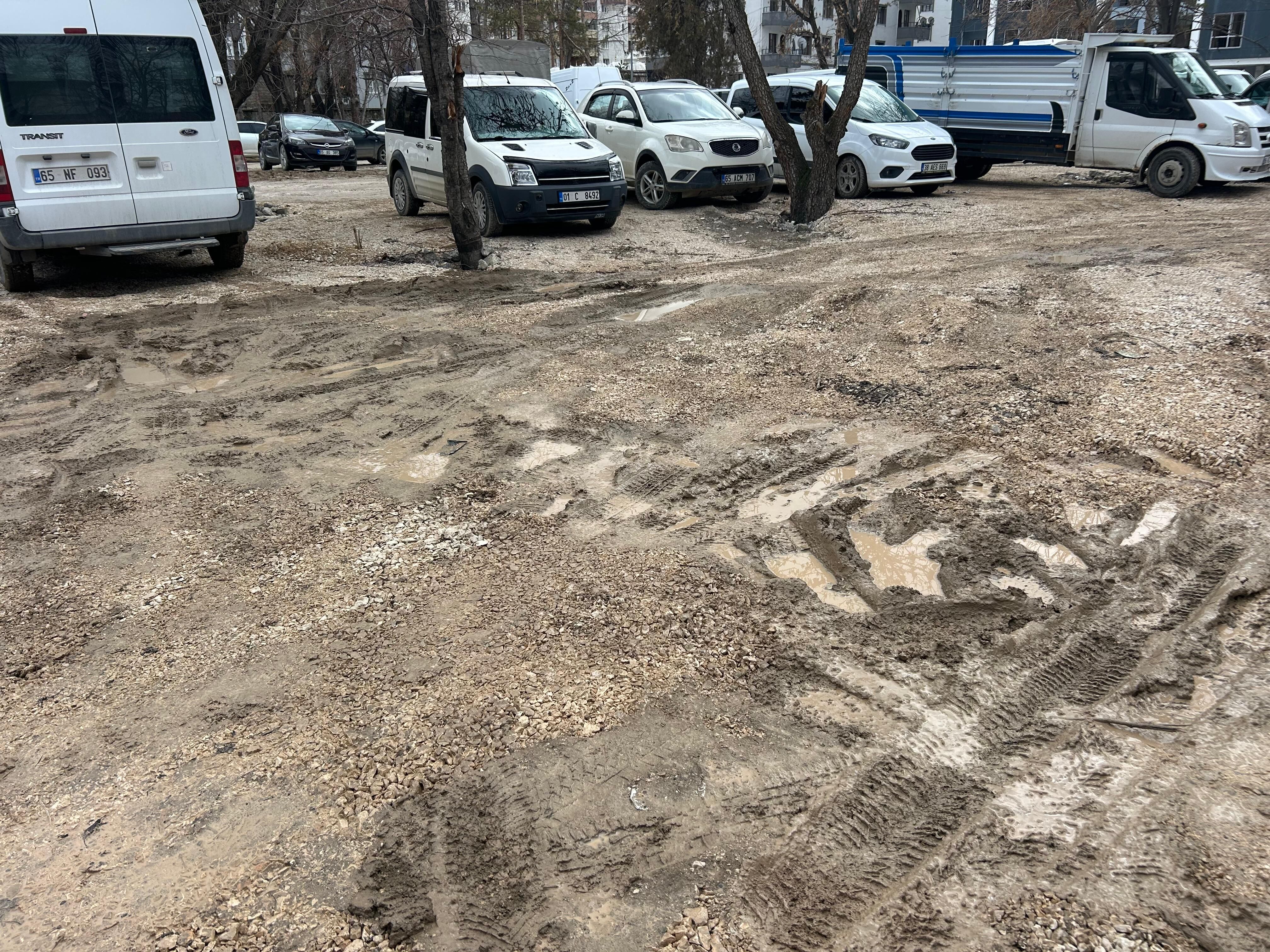 Van’da Ücretsiz Otopark Çamur İçinde Kaldı (1)
