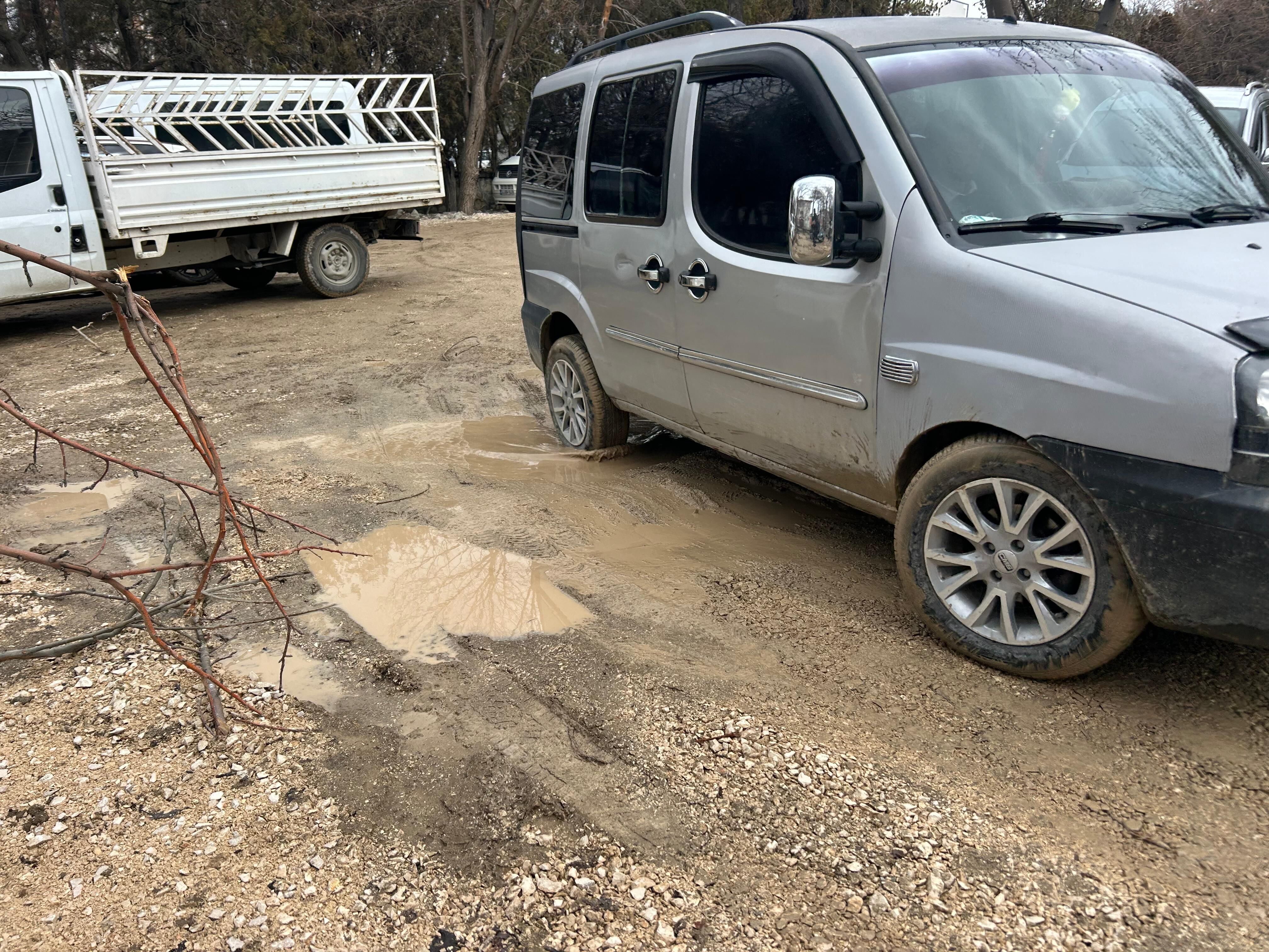 Van’da Ücretsiz Otopark Çamur İçinde Kaldı (4)