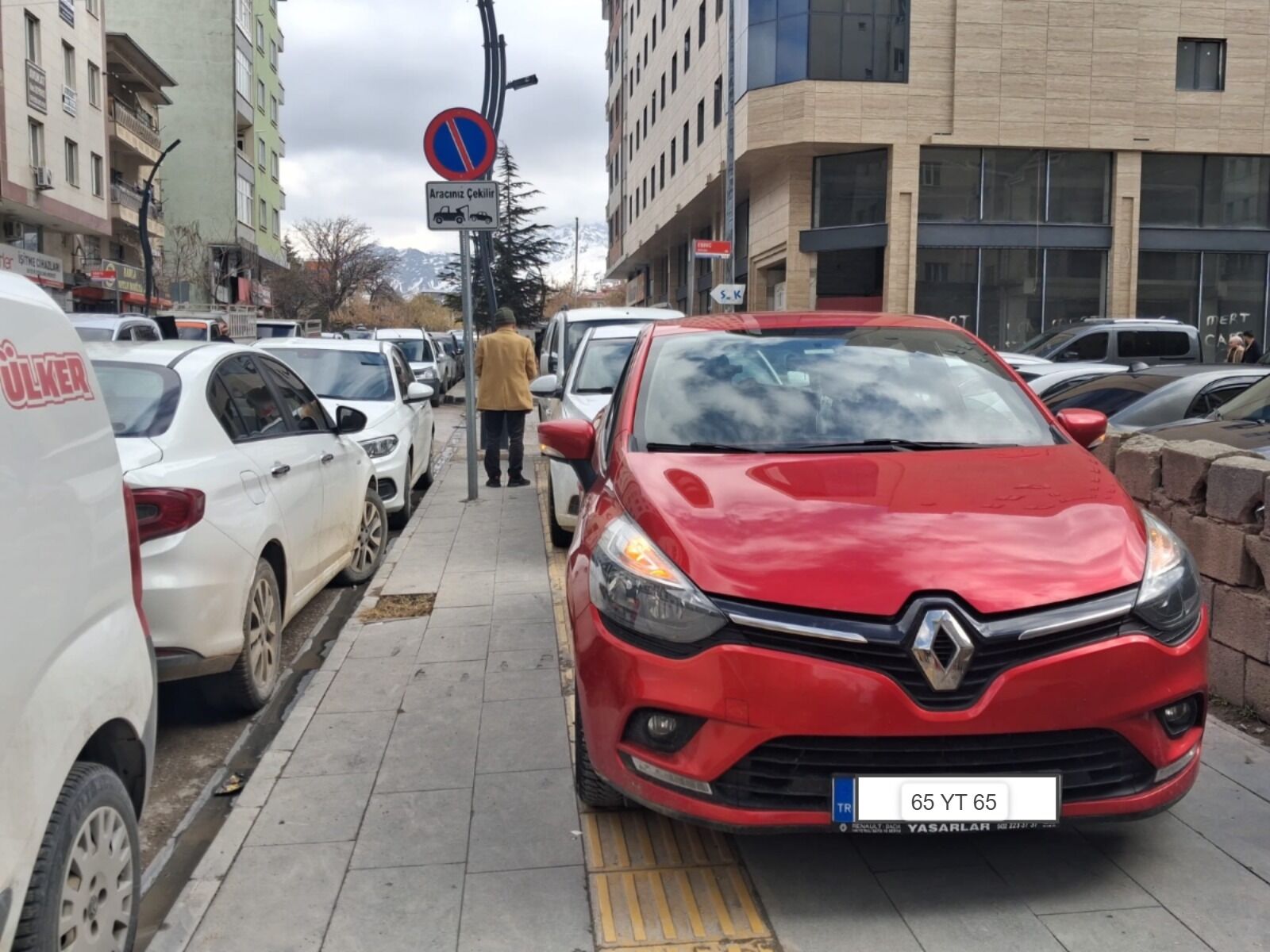 Van’ın Milyonluk Otopark Âtıl, Kaldırımlar İşgal Altında!