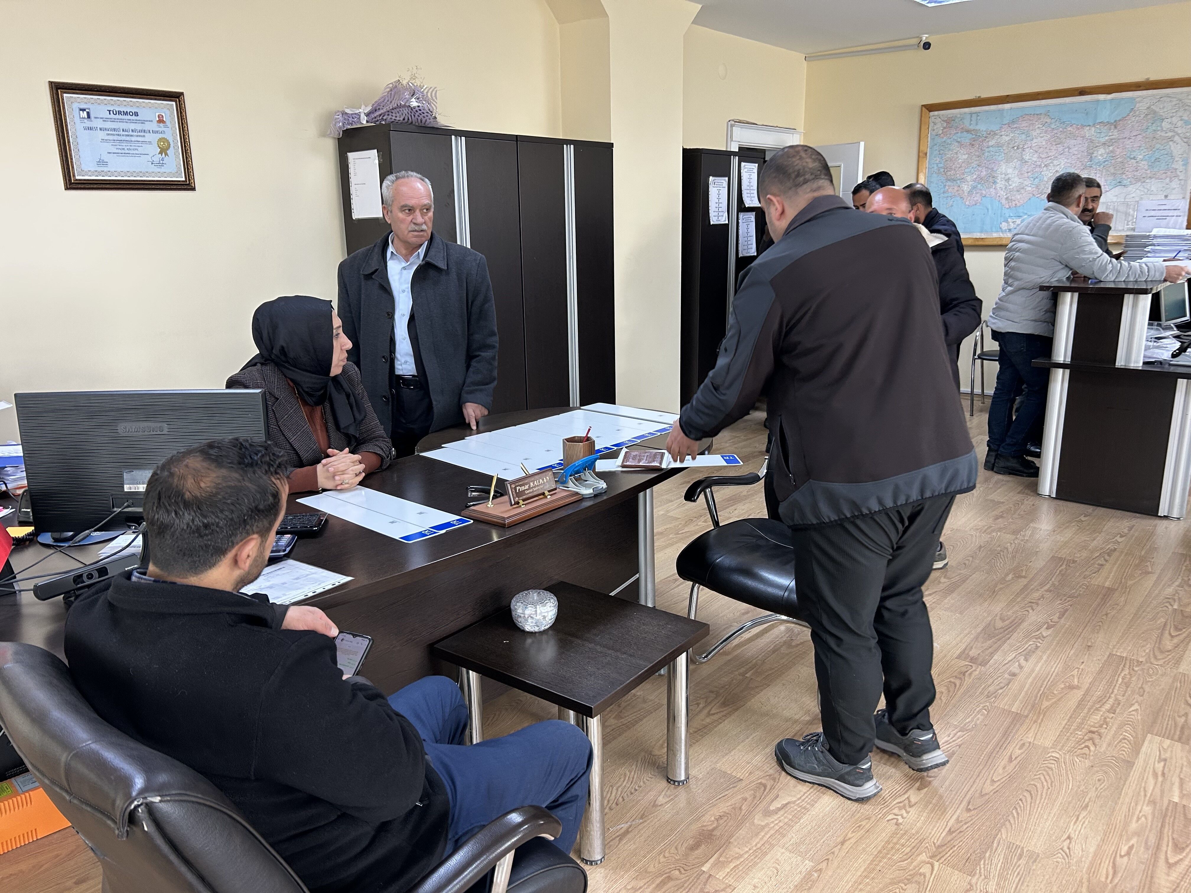 Vanlı Sürücüler Saatlerce Sırada Bekliyor (2)