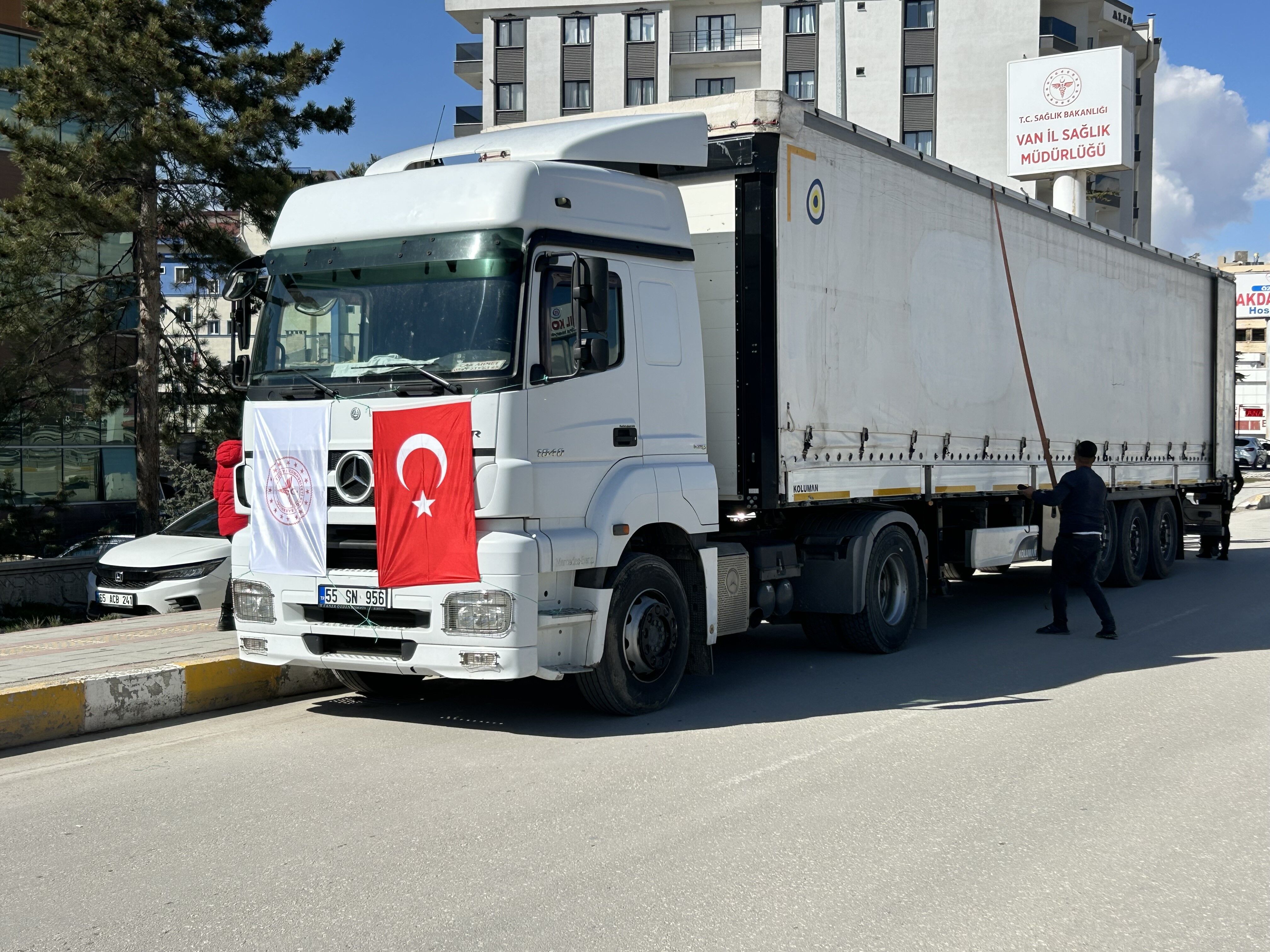 İran'daki Savaş Mağdurları Için Van'dan 3 Yardım Tırı Gönderildi (1)