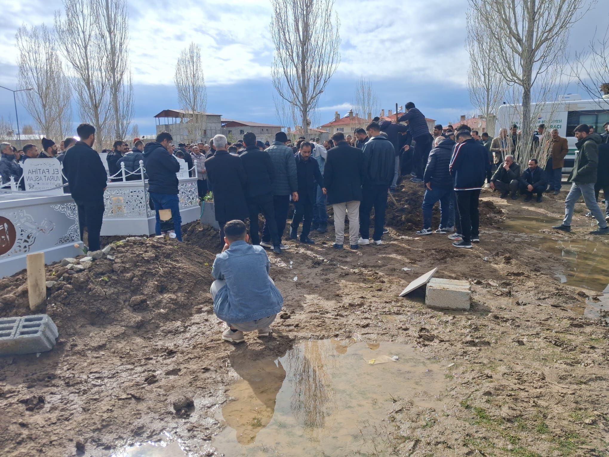 Van Gölü’nde Hayatını Kaybeden Genç Gözyaşlarıyla Defnedildi (1)