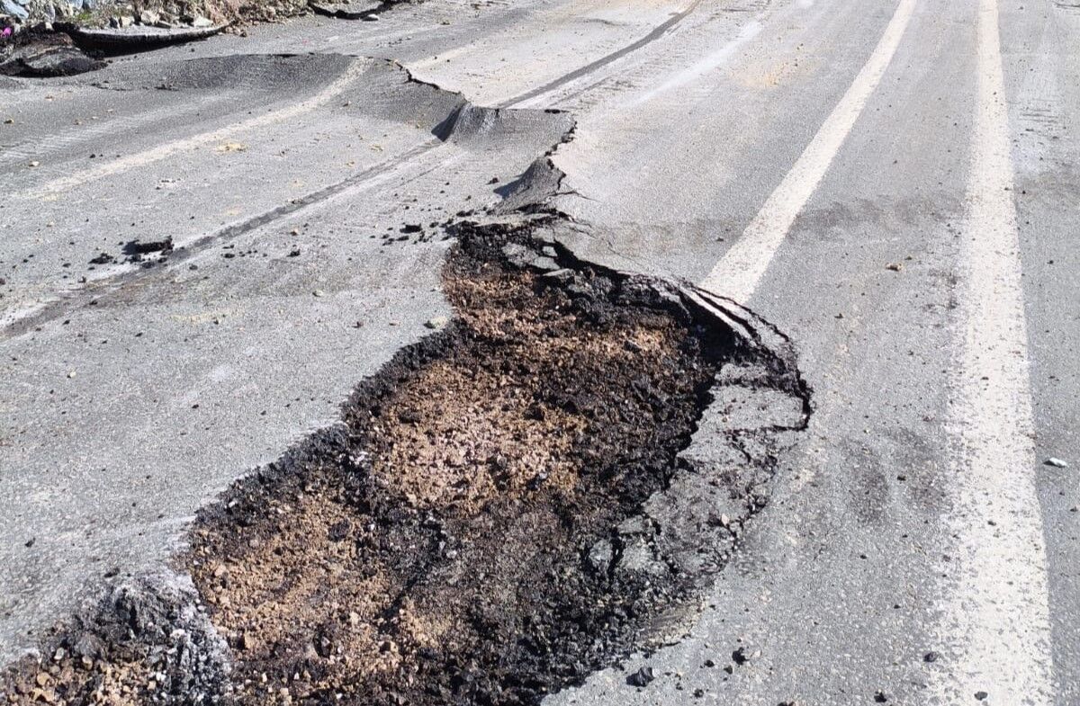 Van Hakkari Yolunda Kabus Deprem Değil Heyelan! Yol Yarıldı, Dağ Hala Kayıyor (1)