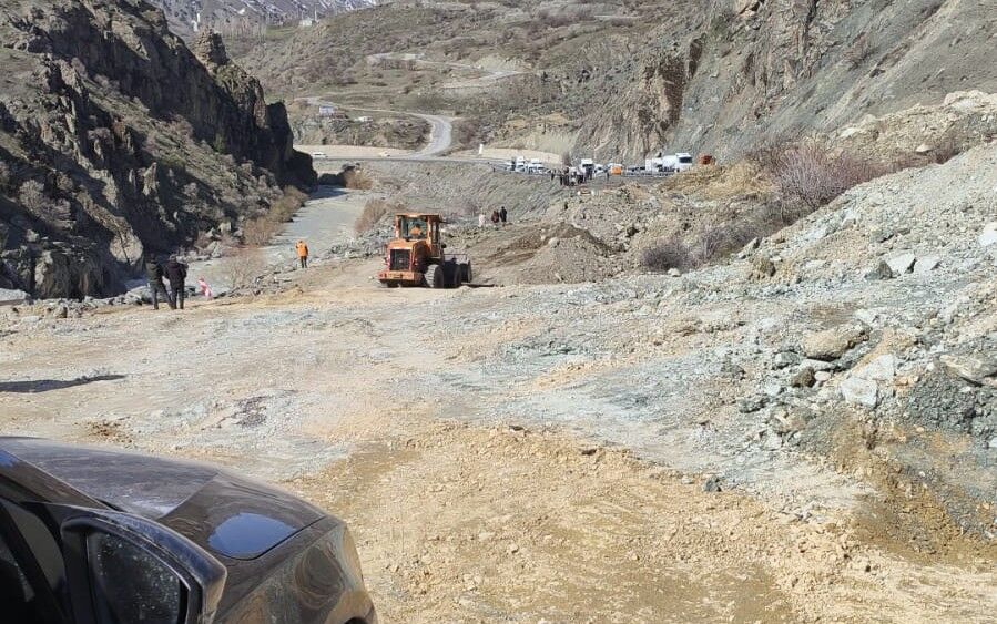 Van Hakkari Yolunda Kabus Deprem Değil Heyelan! Yol Yarıldı, Dağ Hala Kayıyor (2)