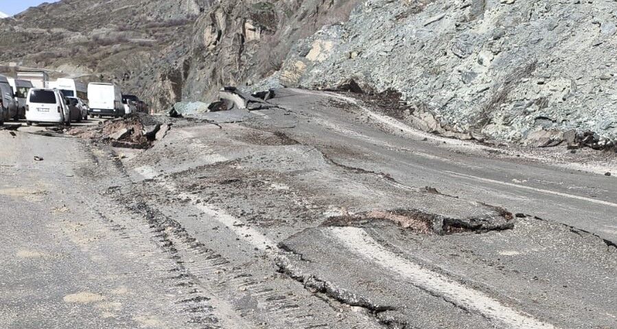 Van Hakkari Yolunda Kabus Deprem Değil Heyelan! Yol Yarıldı, Dağ Hala Kayıyor (3)