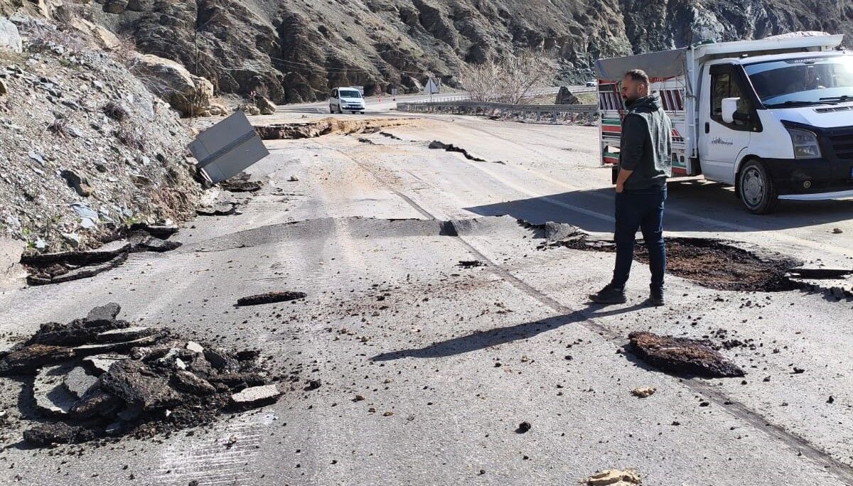 Van Hakkari Yolunda Kabus Deprem Değil Heyelan! Yol Yarıldı, Dağ Hala Kayıyor (5)