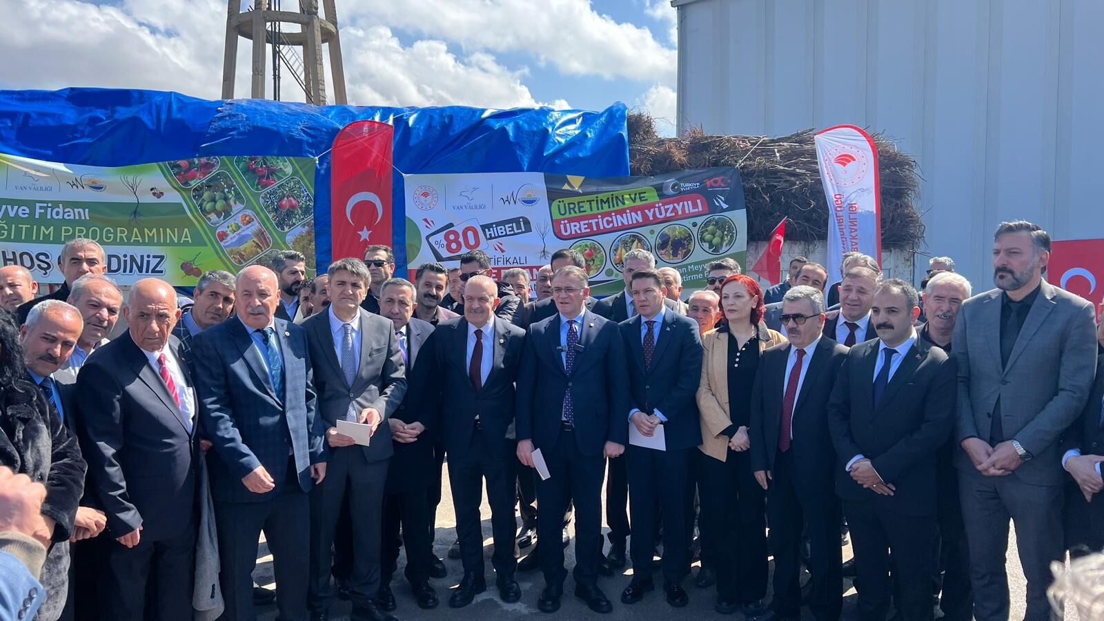 Van’da 4 Bin 950 Çiftçiye 650 Bin Meyve Fidanı Dağıtıldı (1)