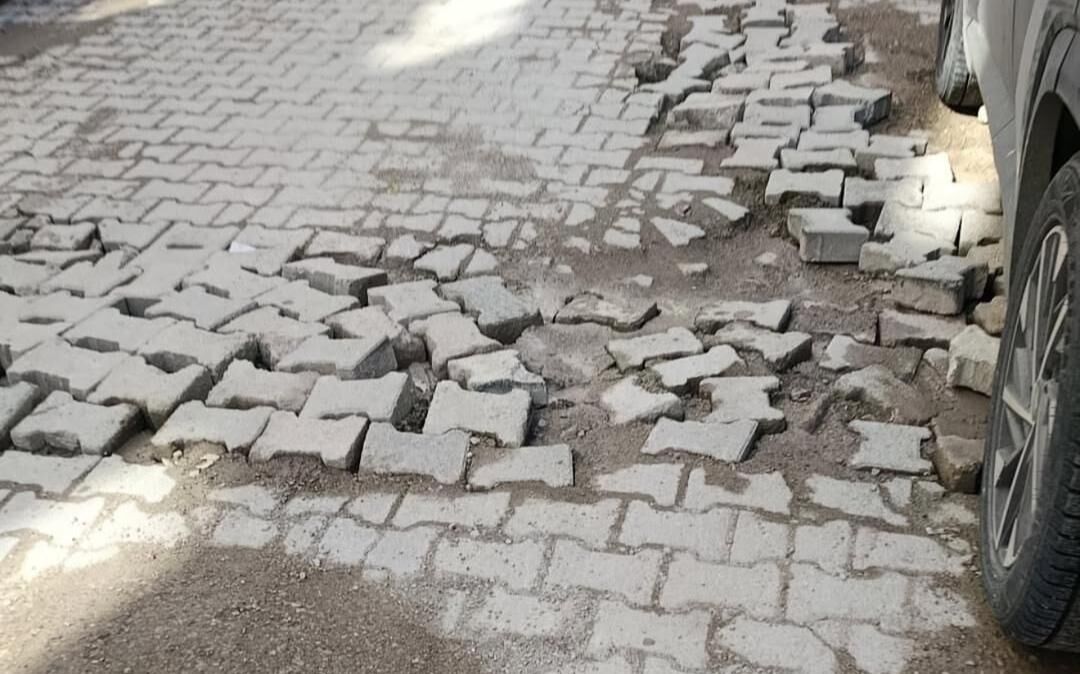 Van’da Birçok Sokakta Yolların Aşınmış, Kazılmış Ve Onarılmadan Bırakılmış Olması Tepki Çekiyor. Vatandaşlar, Belediyelerden Önceliği Yol Bakım Ve Onarımına Vermesini Istiyor.