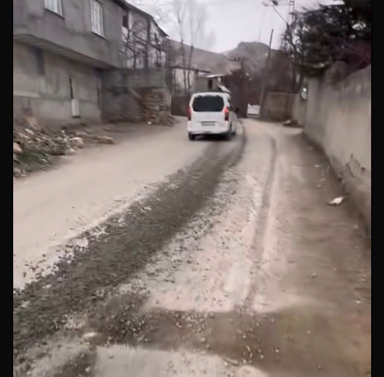 Van’da Bu Görüntüler Bitmiyor! Yollar Beton Pistine Döndü! (2)