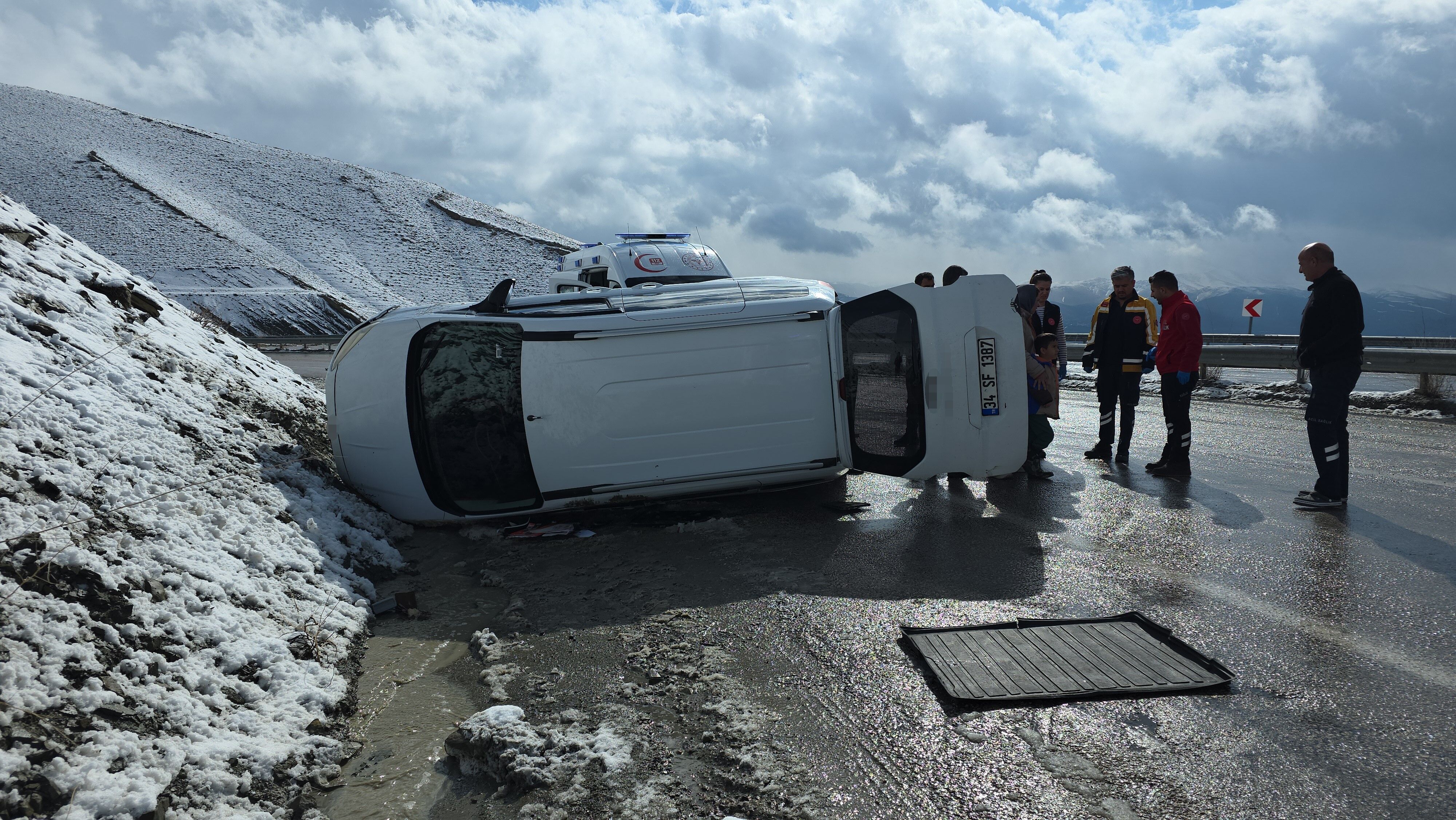 Van'da Kaygan Yolda Devrilen Kamyonette 1 Kişi Yaralandı (1)