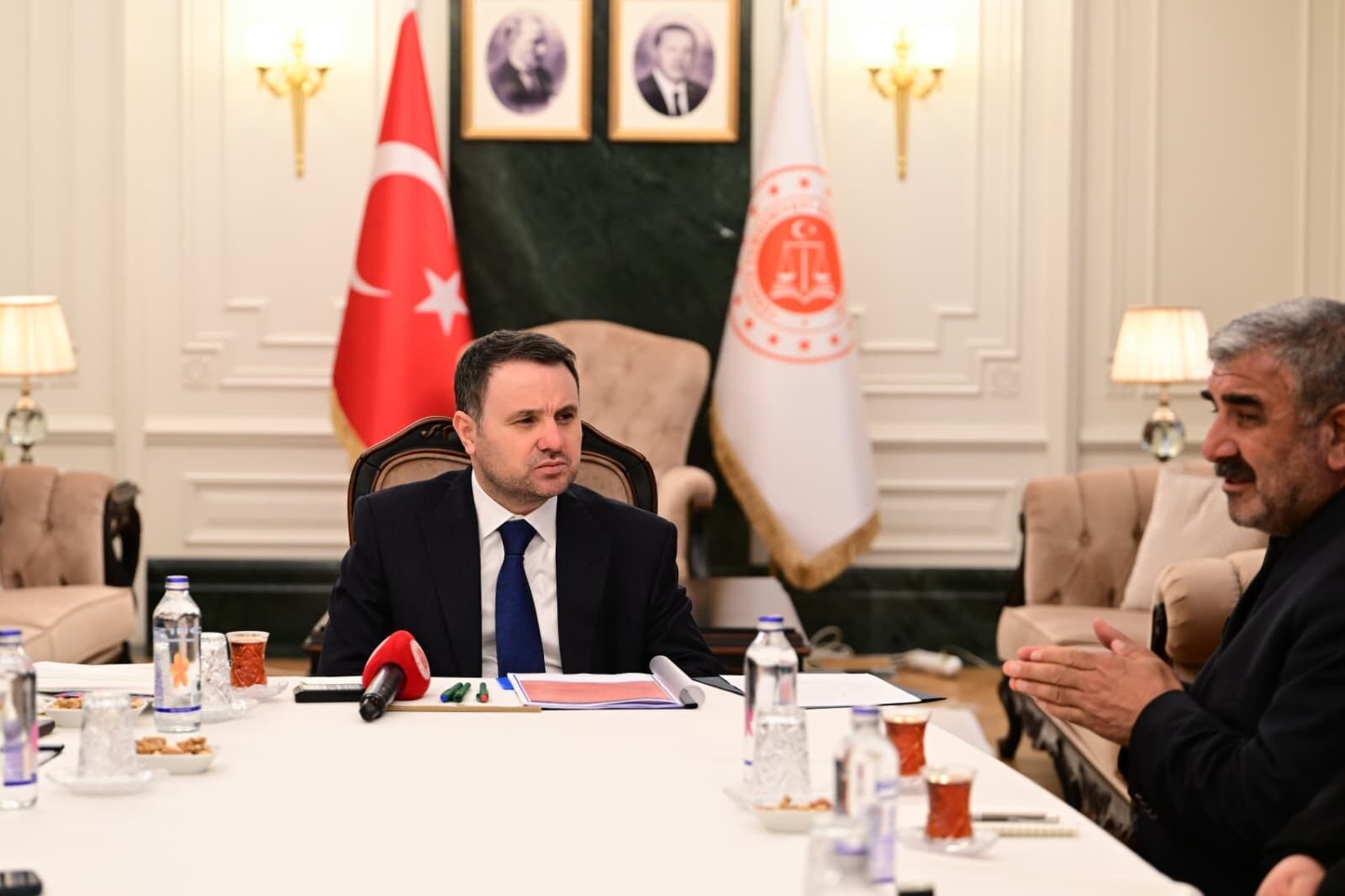 Adalet Bakanı Gürlek Rojin Kabaiş'in Ailesi Ve Avukatları Ile Bir Araya Geldi (1)
