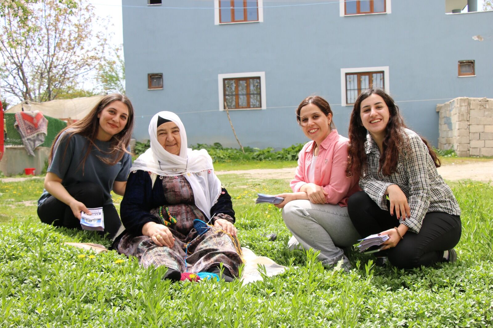 Edremit’te Kadın Dayanışması Sokakta Şamiram Ekipleri Sahada! (2)