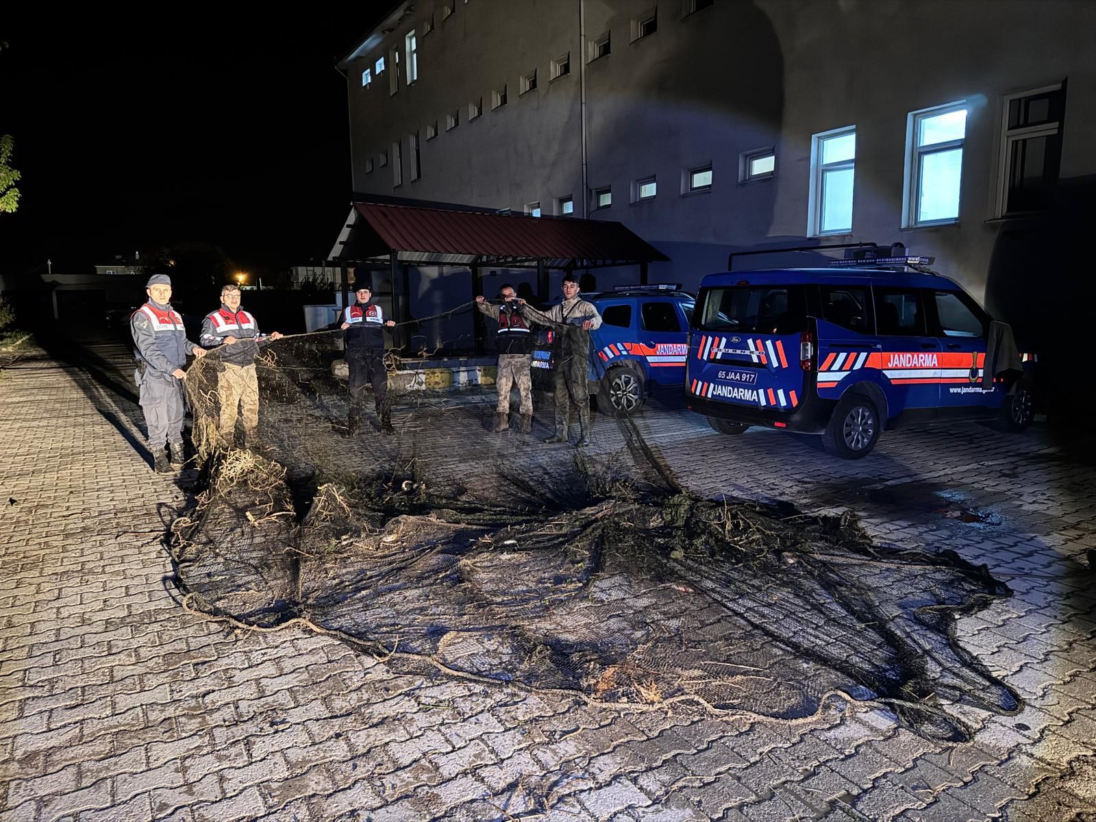 Van Gölü’nde Kaçak İnci Kefali Avına Suçüstü 7 Kişiye Ceza (2)