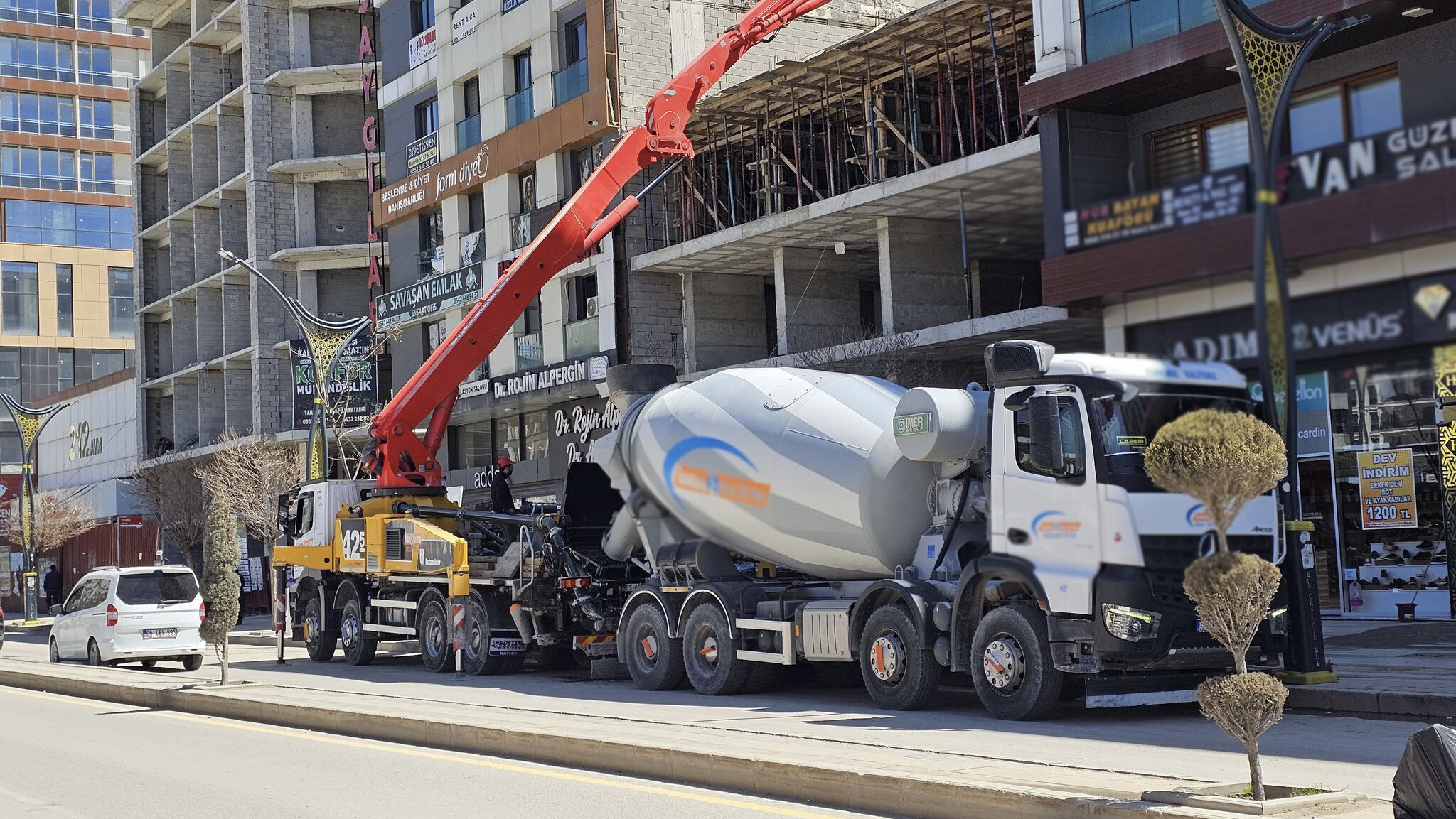 Van Trafiği Kilitlendi İş Makineleri Caddeyi İşgal Etti (2)