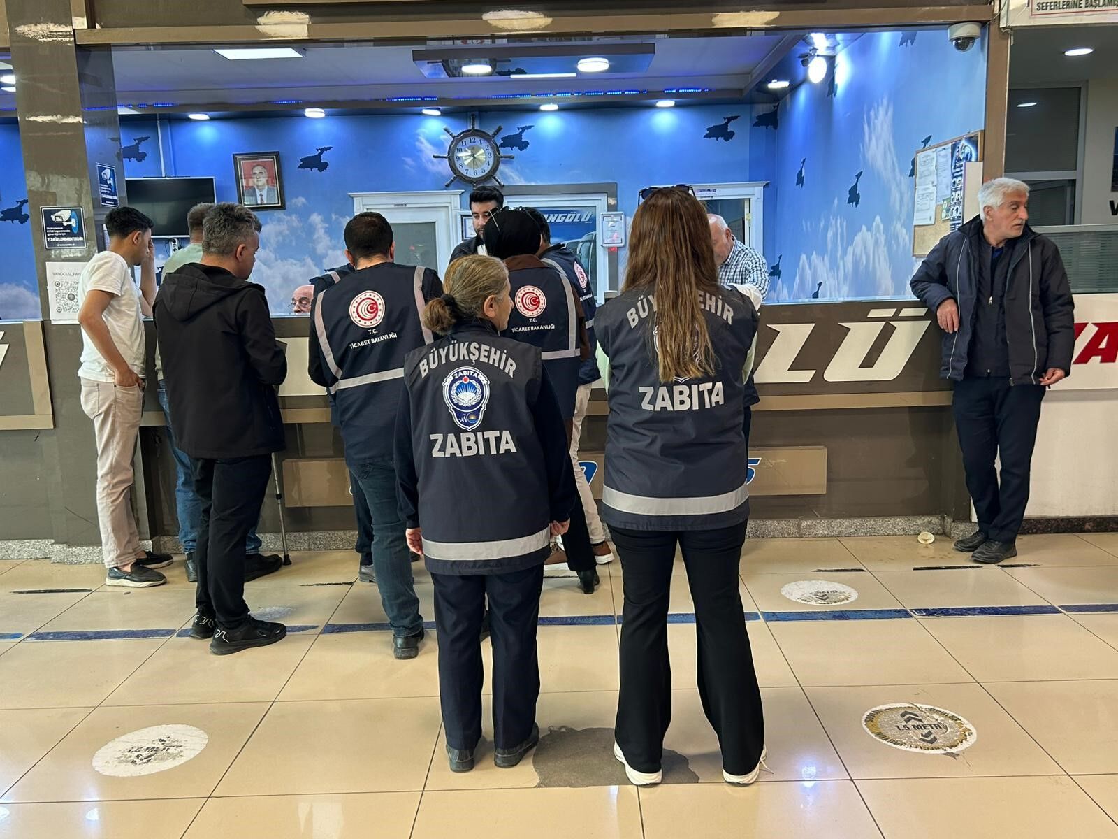 Van'da Bayram Öncesi Otobüs Terminallerinde Bilet Denetimi (2)
