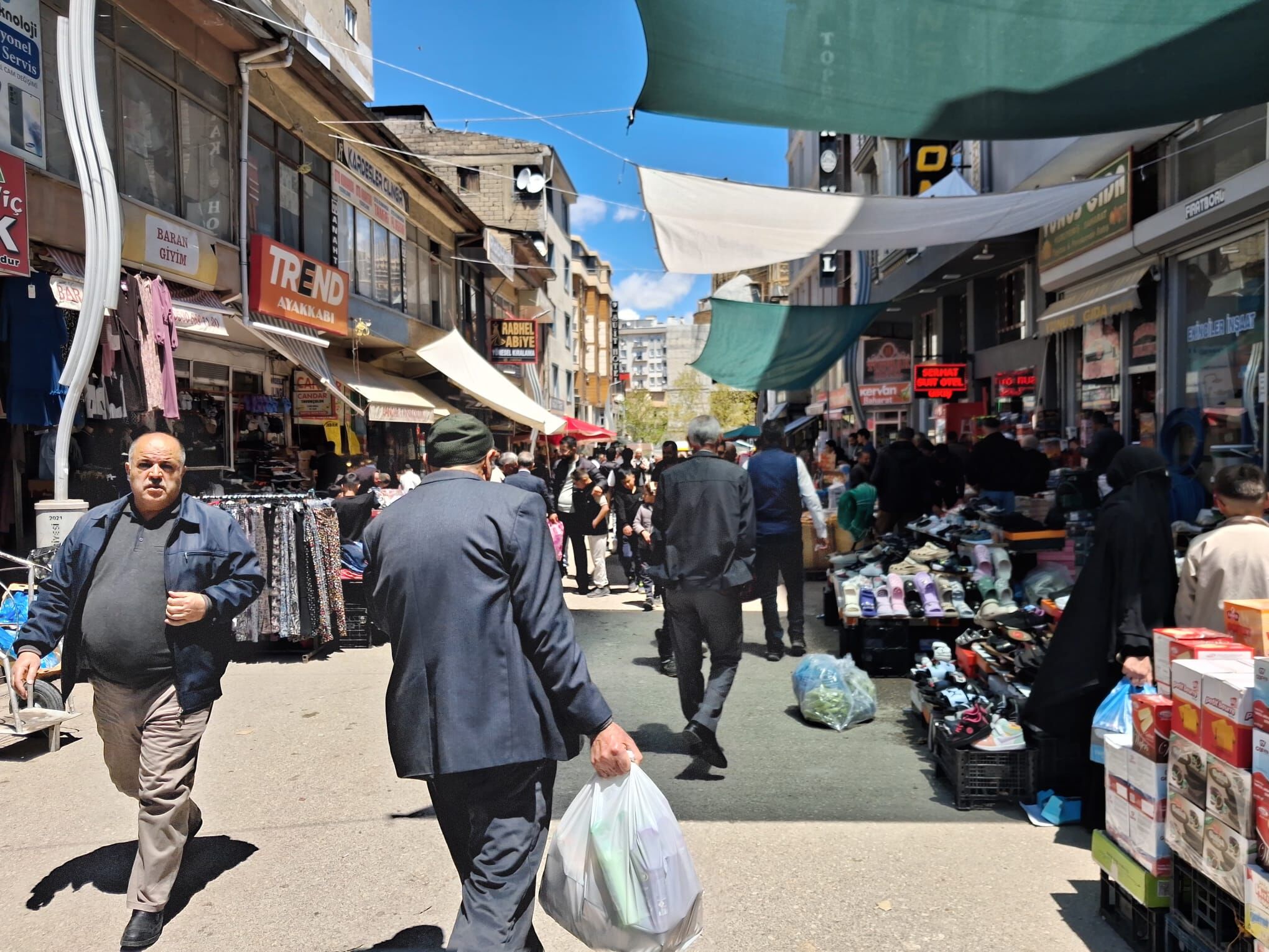 Van’da Bayram Yoğunluğu Cadde Trafiğe Kapatıldı, Çarşılar Hareketlendi (3)
