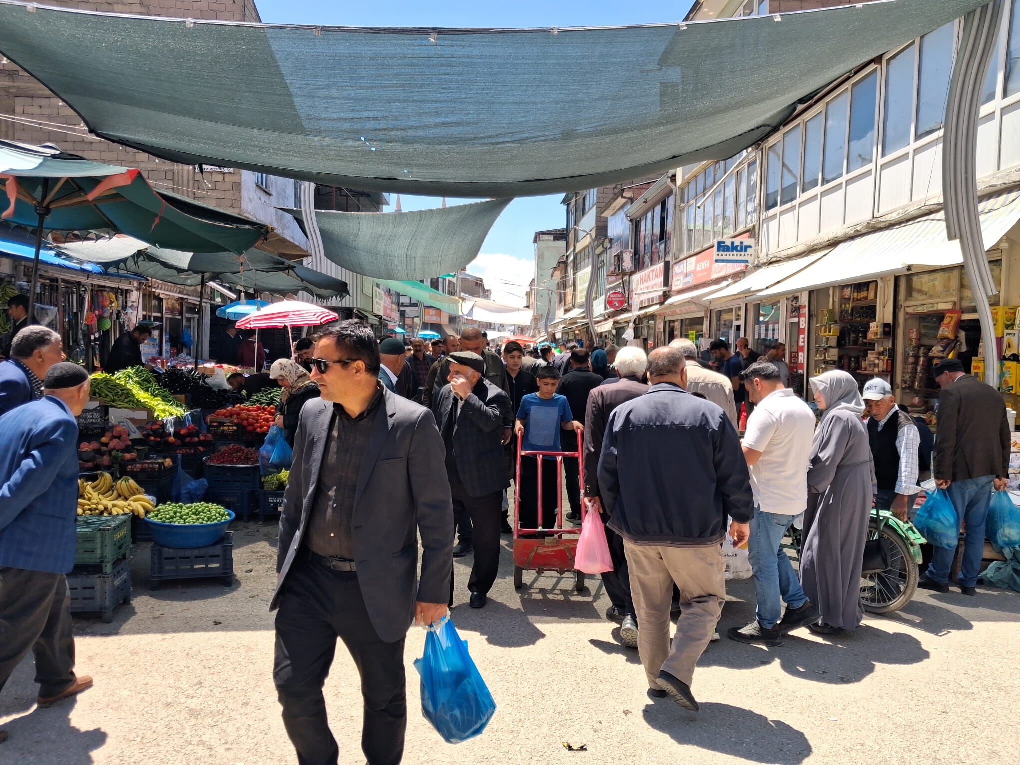 Van’da Bayram Yoğunluğu Cadde Trafiğe Kapatıldı, Çarşılar Hareketlendi (4)