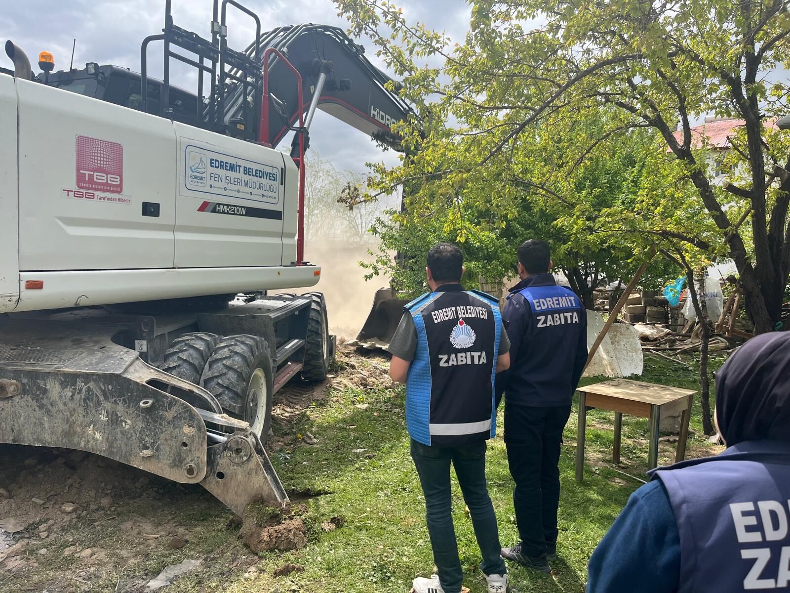 Van’da Mahalle Sakinlerini Rahatsız Eden Ahır Yıkıldı (2)
