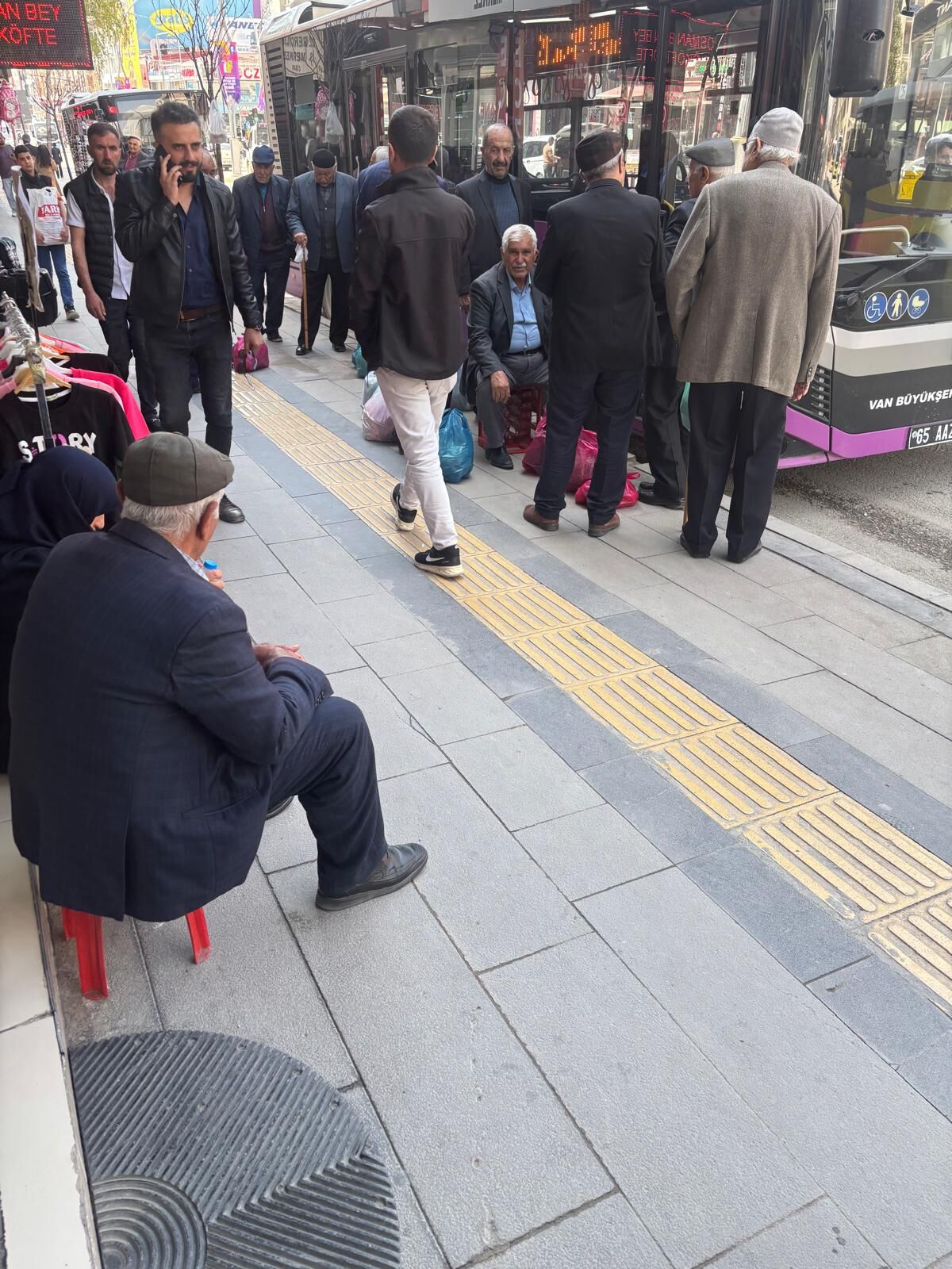 Van’da Otobüs Durakları Tartışma Yarattı (2)
