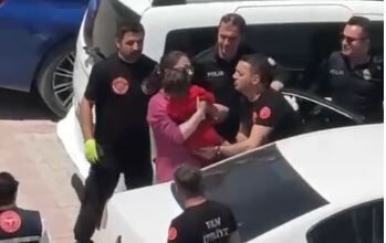 Van’da Otomobilde Kilitli Kalan Çocuğu Itfaiye Kurtardı
