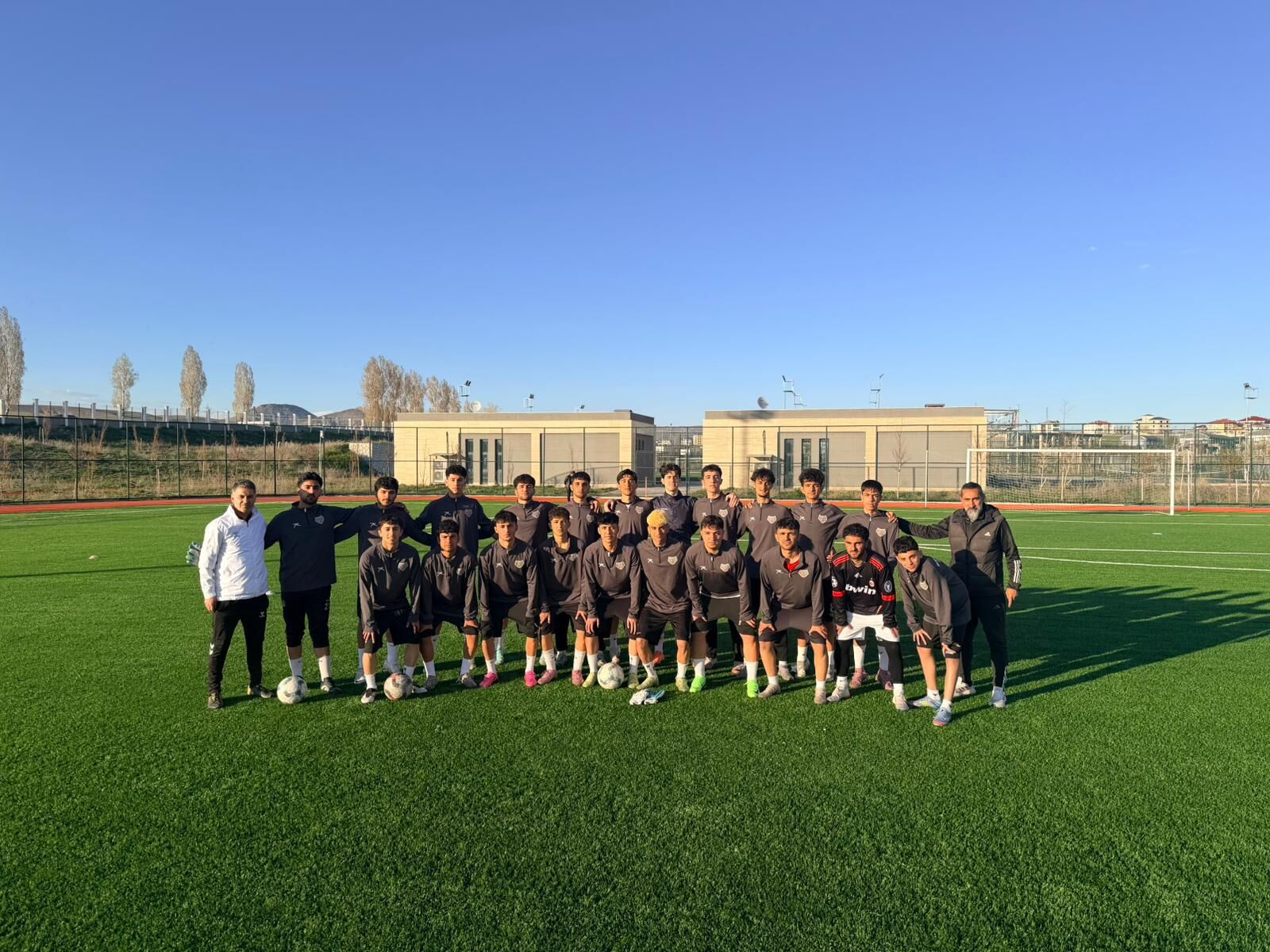 Van’ın Genç Aslanları Bingöl Yolcusu U 18 Takımı Bölge Şampiyonası’na Hazırlanıyor (2)