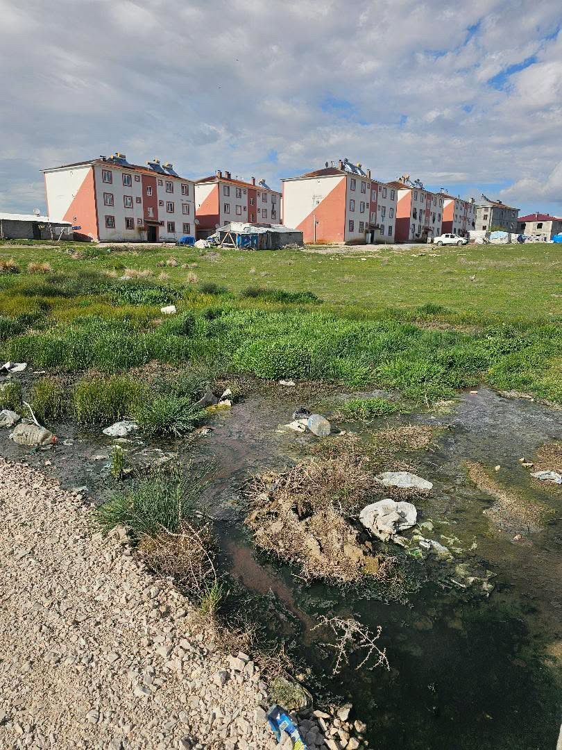 Van’ın Tuşba Ilçesine Bağlı Şemsibey Mahallesi’nde Aylardır Onarılmayan Su Patlağı, Mahalle Sakinlerini Canından Bezdirdi. Sürekli Akan Su Nedeniyle Ana Yol Adeta Bir Gölete Dönüşürken, Oluşan Yosunlaşma Bölgede Güven (