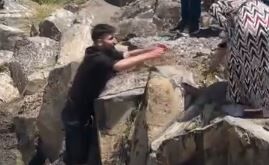 Çevredekiler Uyardı, Avlanmaya Devam Ettiler; Van'da Inci Kefali Avı