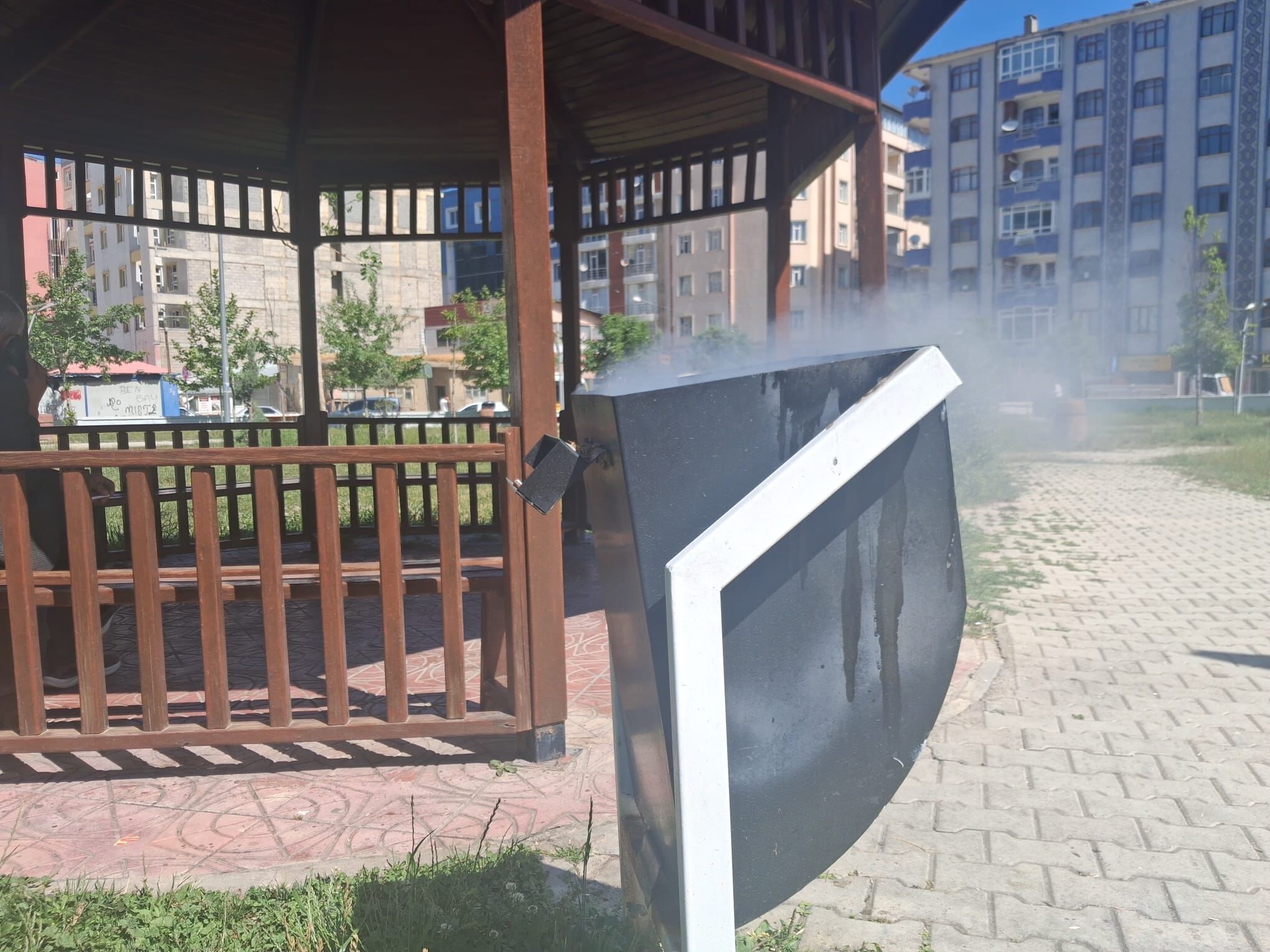 İpekyolu'nda Parkta Çöp Kutusu Alev Aldı (2)