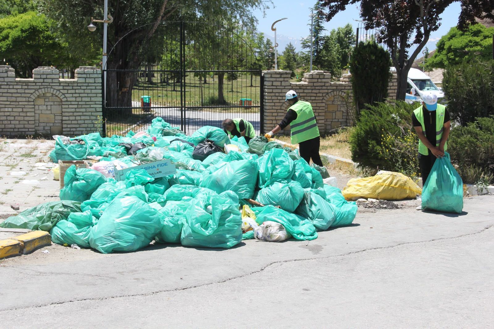 Piknik Bitti, Geriye 3 Ton Çöp Kaldı! Van'da Çevreyi Üzen Manzara (2)