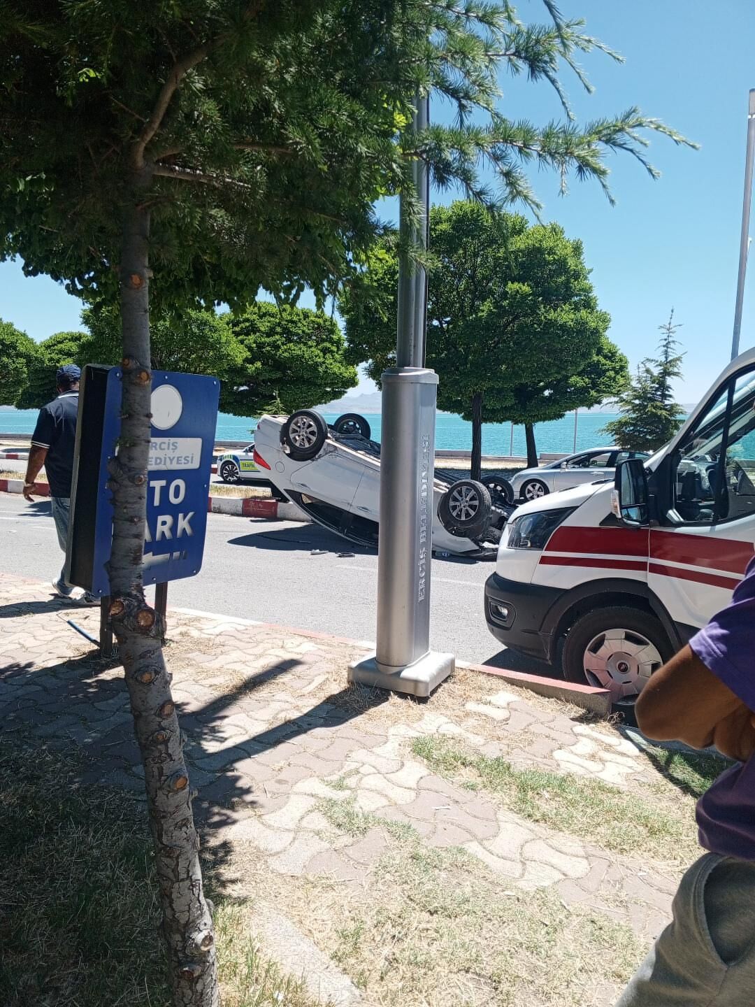 Van Edremit Yolunda Takla Atan Otomobilde 2 Kişi Yaralandı (2)