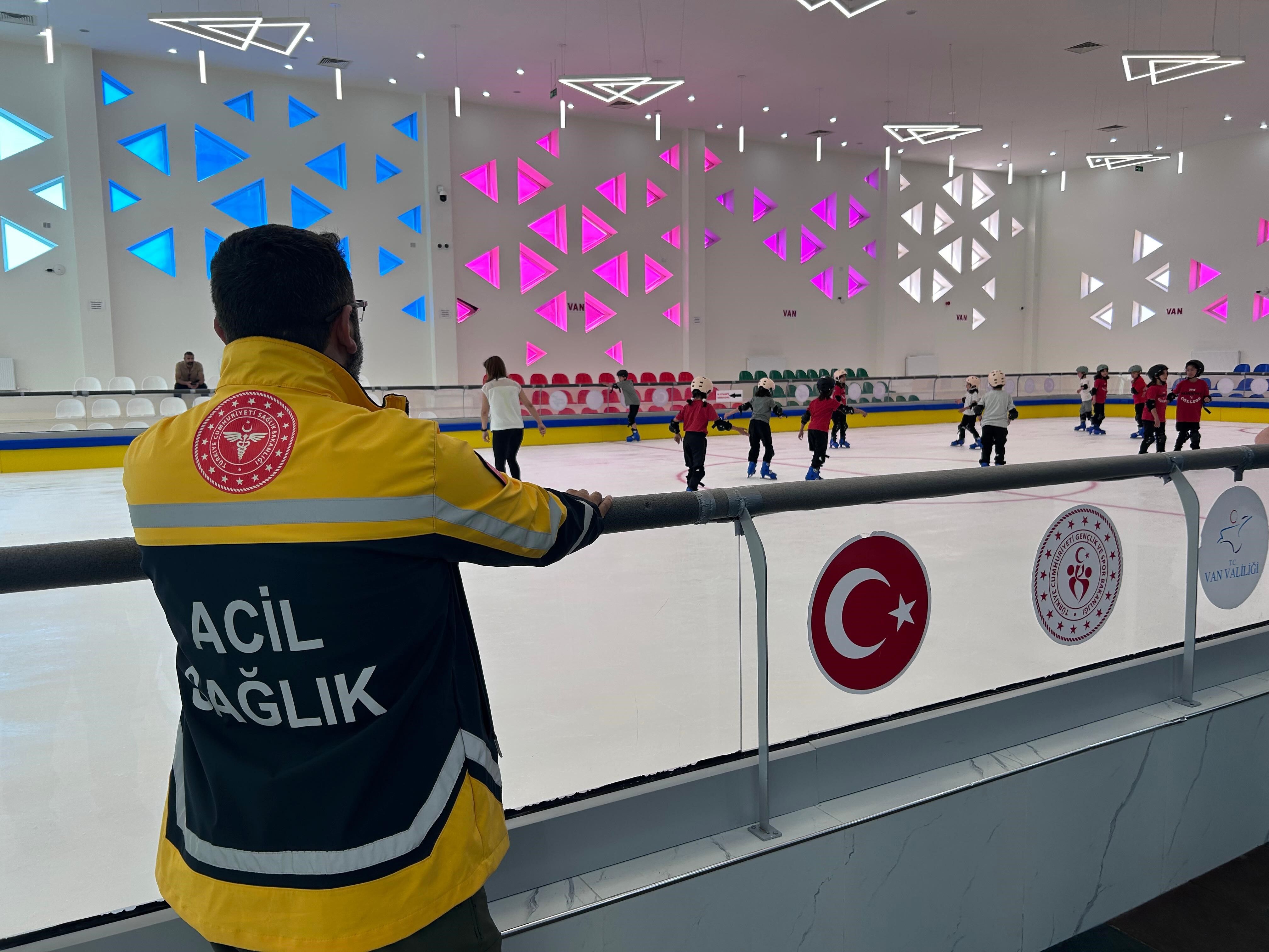 Van'da 30 Derece Sıcakta Buz Keyfi! Çocukların Yaz Rotası Belli Oldu (2)