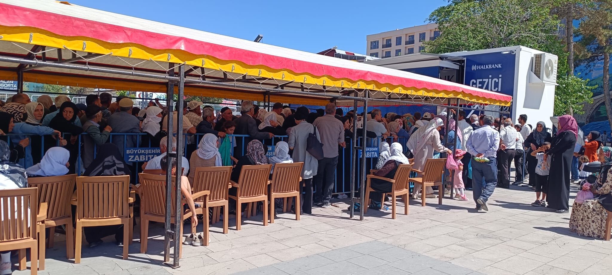 Van’da Aile Kart Yoğunluğu Sosyal Yardım Ödemelerinde Banka Önlerinde Uzun Kuyruklar (2)