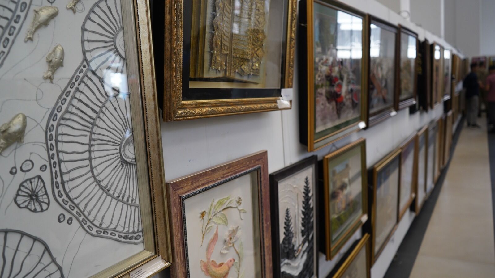 Van'da Duvarların Ötesinde Sanat Sergisi Ziyarete Açıldı (3)