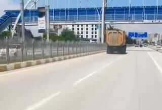 Van’da Hastane İnşaatı Tepkisi Toz, Çamur Ve Ağır Tonajlı Araçlar Yolu Çökertiyor