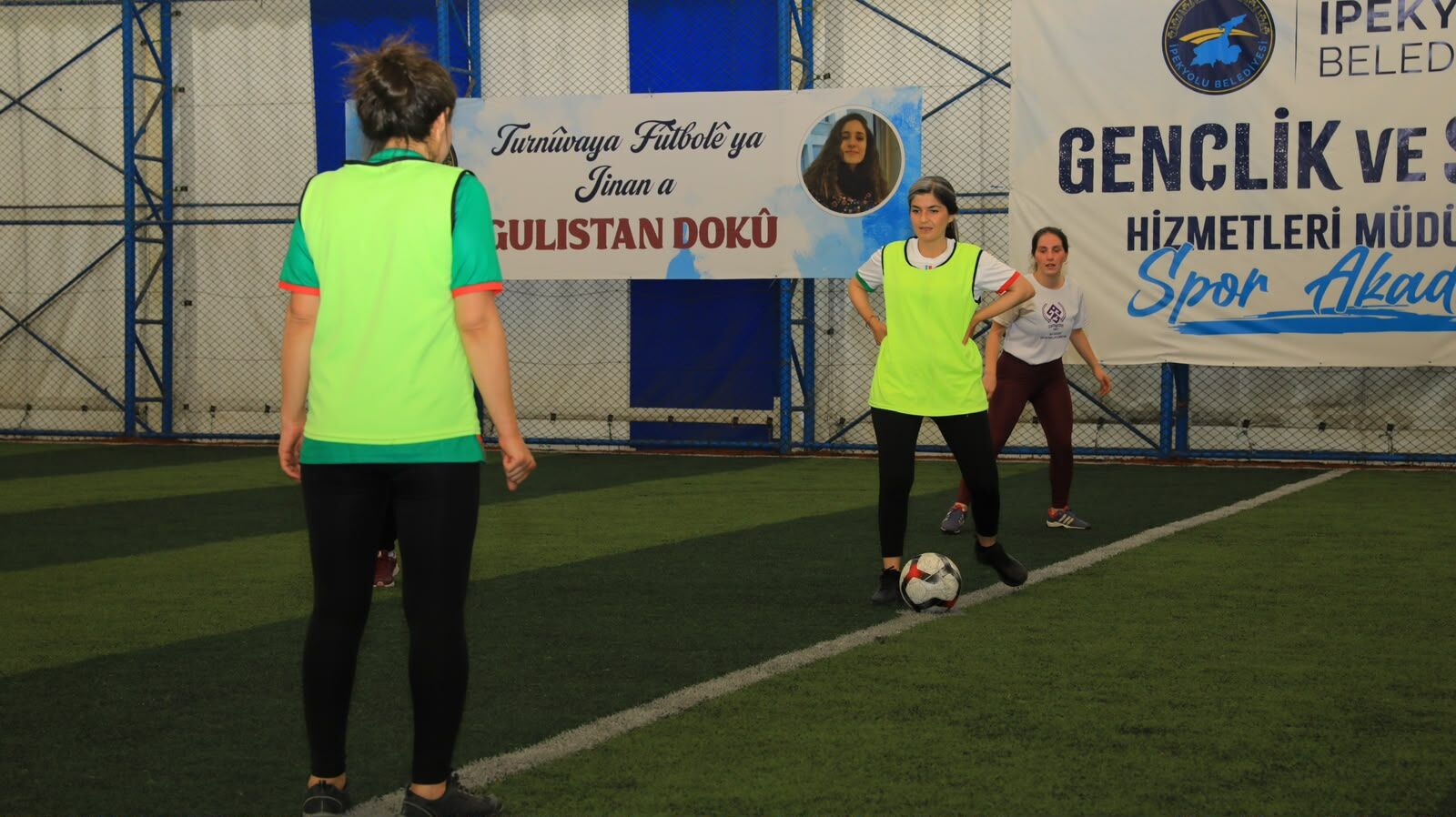 Van'da Kadınlar Sahada Gülistan Doku Futbol Turnuvası Tüm Coşkusuyla Sürüyor (1)