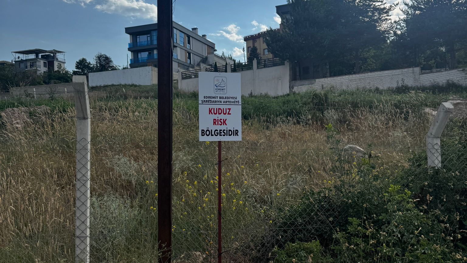 Van'da Kuduz Alarmı! Yüzlerce Noktaya Kuduz Risk Bölgesi Tabelası Yerleştirildi (2)