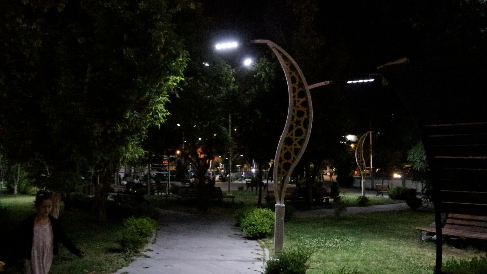 Edremit’te Parklar Güneş Enerjisiyle Aydınlanmaya Başladı (1)