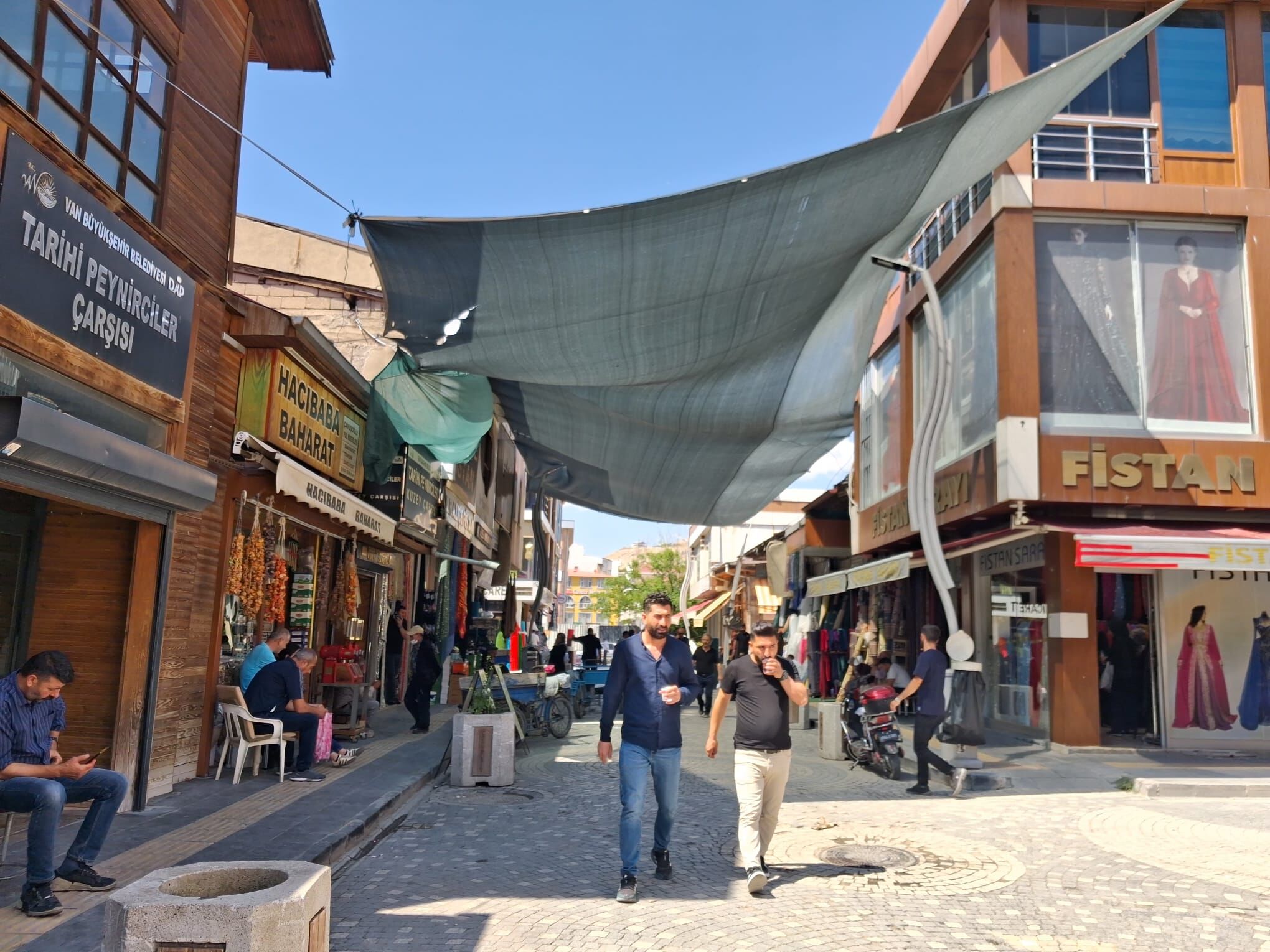 Esnaf Sıcaktan Bunalınca Çareyi Tente Yapmakta Buldu (1)