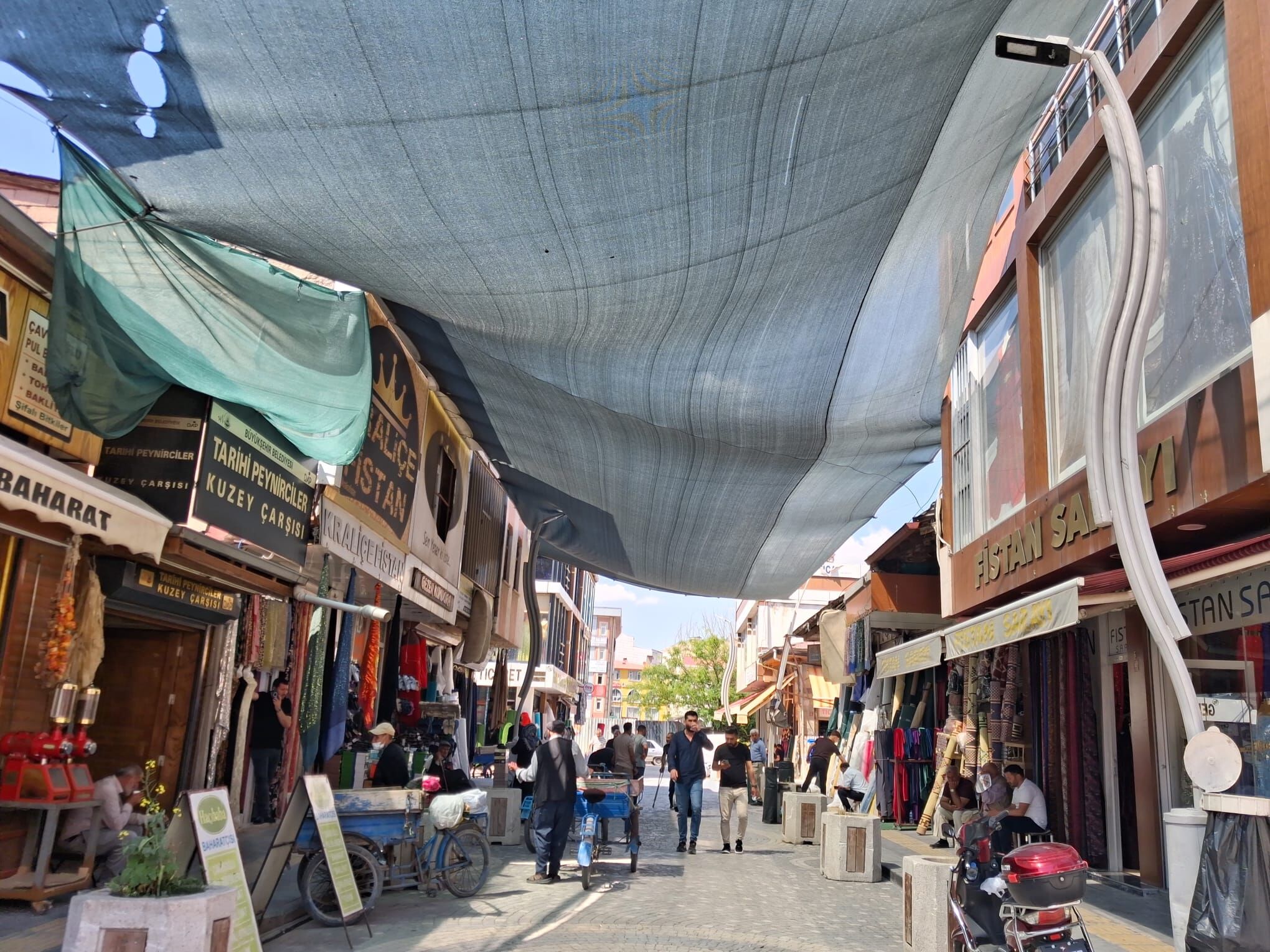 Esnaf Sıcaktan Bunalınca Çareyi Tente Yapmakta Buldu (2)