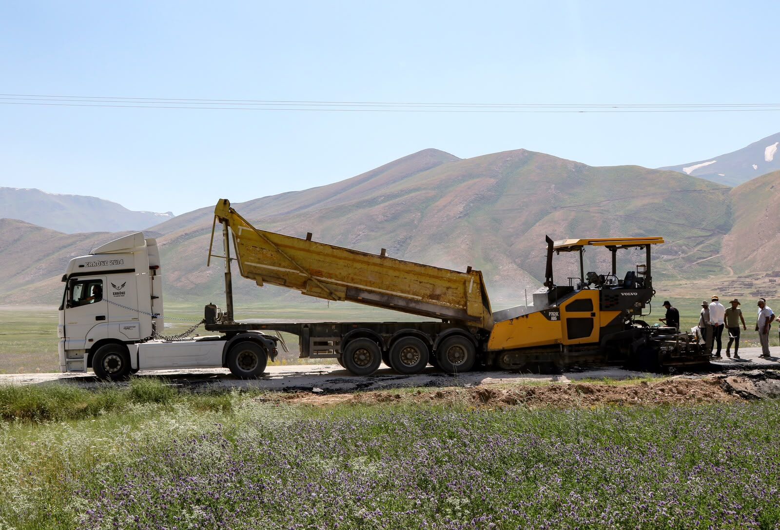 Van Çatak'ta Bir İlk İçimli Mezrası Yolu Sıcak Asfaltla Buluşuyor (1)