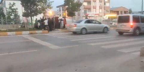 Van Millet Parkı Önünde Üst Geçit Çağrısı Karşıya Geçmek Büyük Risk Taşıyor (1)