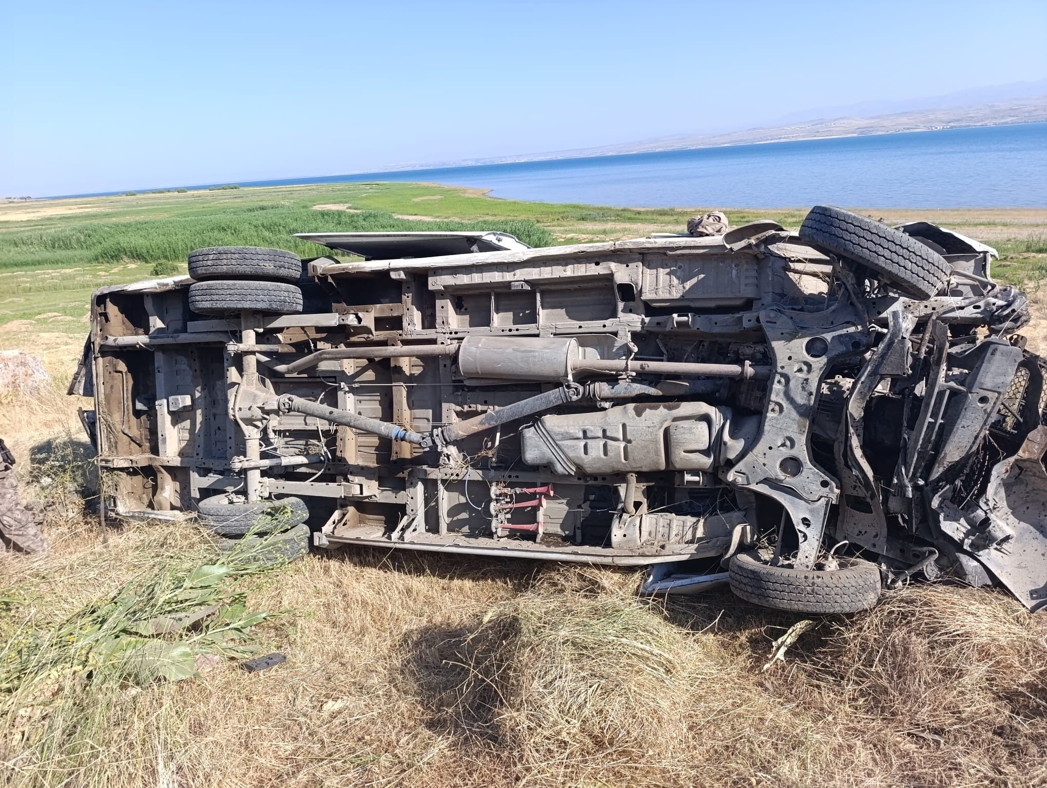 Van'da Askeri Personel Minibüsü Şarampole Yuvarlandı 3 Yaralı (1)
