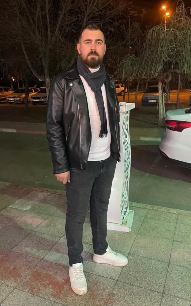 Van'da Uzman Çavuş Olarak Görev Yapan Oğullarını Yeni Görev Yerine Götürmek Için Yola Çıkan İpek Ailesi, Mersin'in Tarsus Ilçesinde Trafik Kazası Geçirdi. Kazada Hayatını Kaybeden Anne Ve Oğlu Yan Yana Toprağa Verildi. (