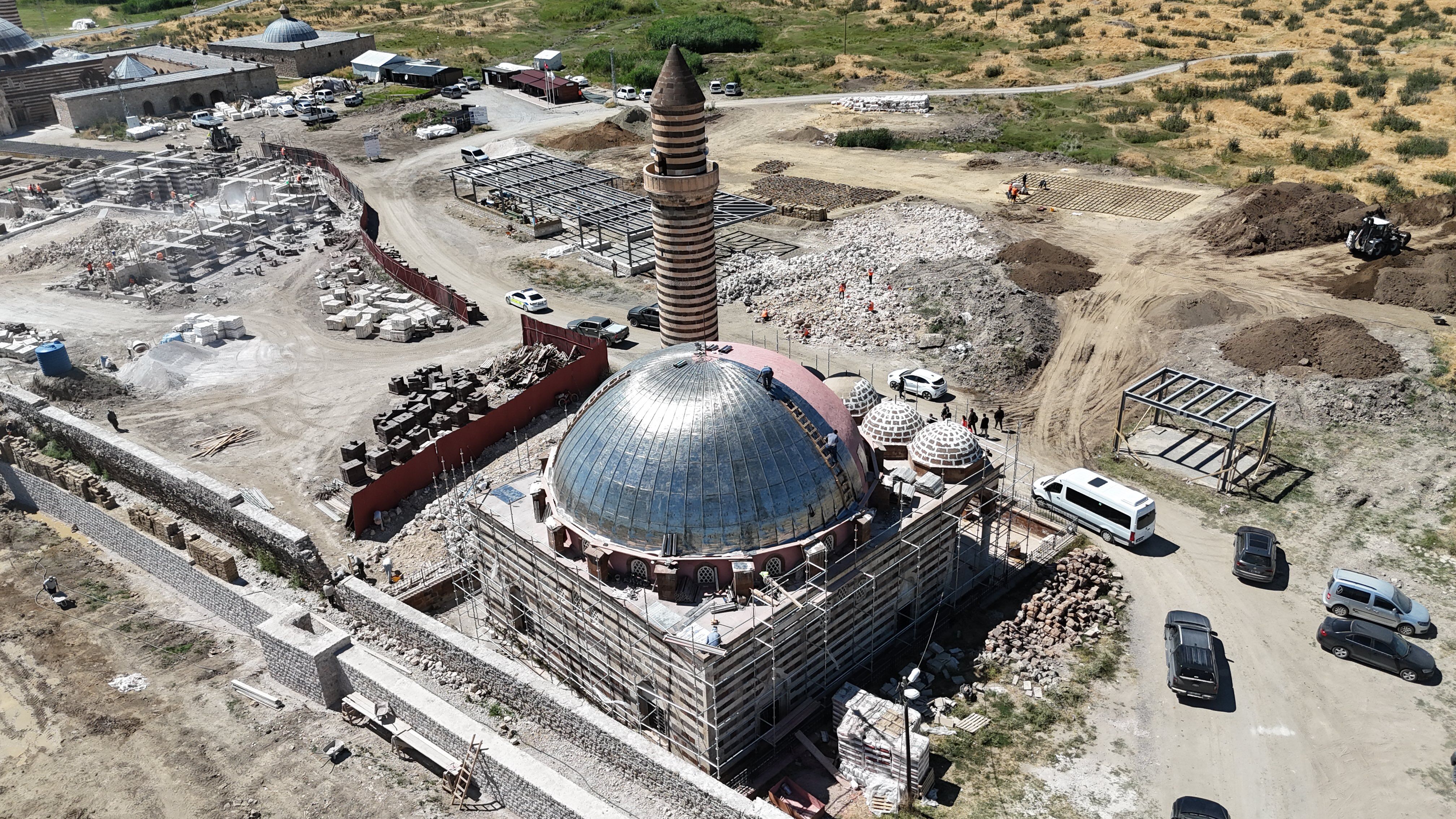 Van’da Yatırım Seferberliği Eğitimden Tarihe, Sağlıktan Enerjiye Şehir Şantiyeye Döndü (3)